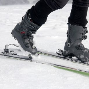 Výstup s Marker Alpinist, každá z pat má jinak nastavené podpatky