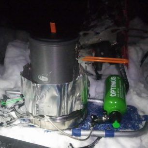 Vaření s OPTIMUS Polaris Optifuel při zimním bivaku a teplotě cca 10 °C pod nulou.