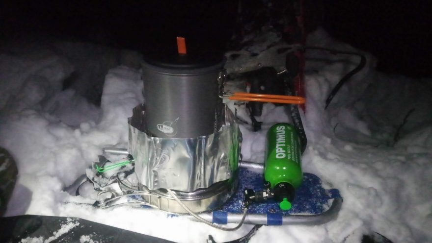 Vaření s OPTIMUS Polaris Optifuel při zimním bivaku a teplotě cca 10 °C pod nulou.