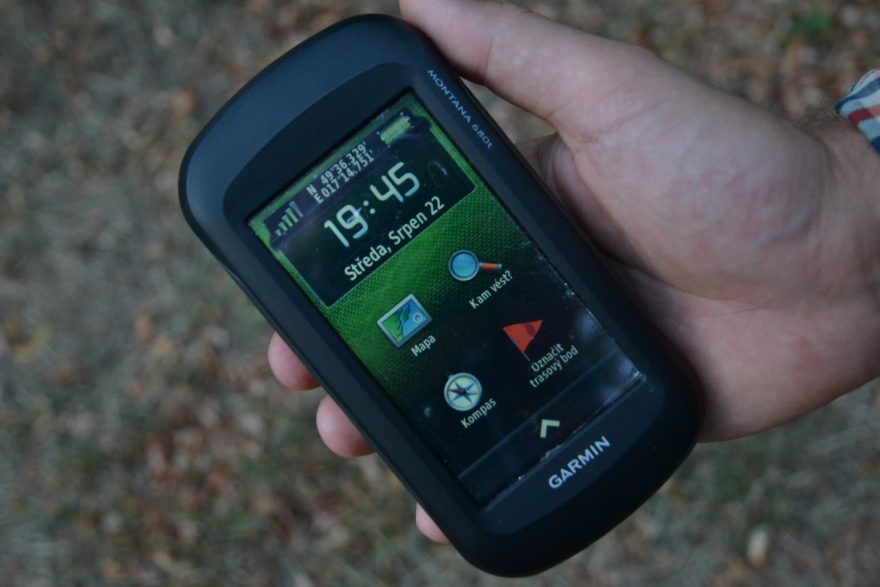 Hlavní menu GPS s výběrem funkcí. Nahoře přesná poloha v geografických souřadnicích.