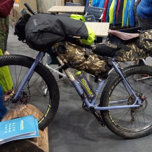 Kompletní vybavení pro cestovatelské nomády, kteří provozují tzv. bikepacking.