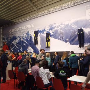 Stánek DIRECT ALPINE na veletrhu ISPO 2019 a jeho ladění do barvy INDIGO.