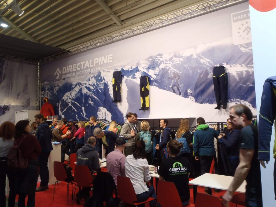 Stánek DIRECT ALPINE na veletrhu ISPO 2019 a jeho ladění do barvy INDIGO.