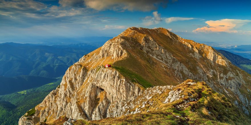 Mimozemsky vyhlížející bivak nedaleko vrcholu La Om v Piatra Craiului.