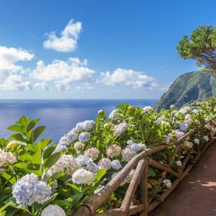 Pobřežní promenáda, Sao Miguel, Azorské ostrovy.