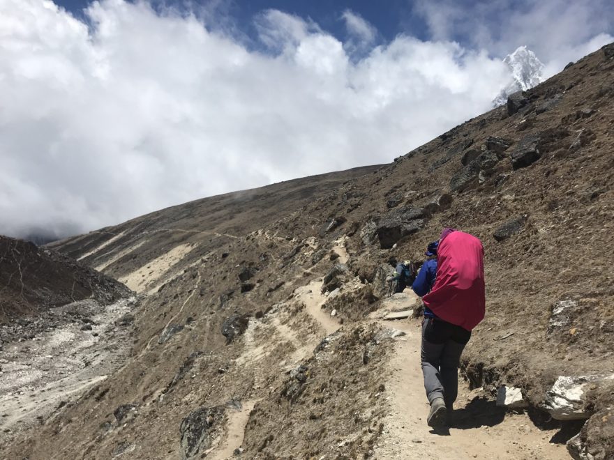 Pochod s plnou polní je v těchto nadmořských výškách obtížný, Everest base camp trek, Nepál.