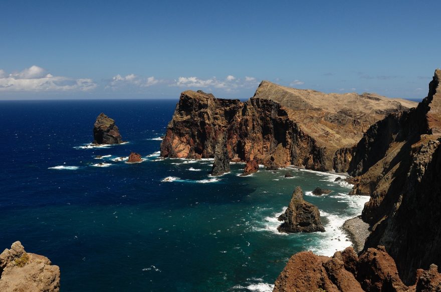 Útesy Poloostrova Ponta de São Lourenço hrají všemi odstíny. Madeira