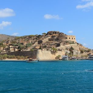 Lodní výlet na ostrov Spinalonga patří k lákadlům severovýchodní Kréty.