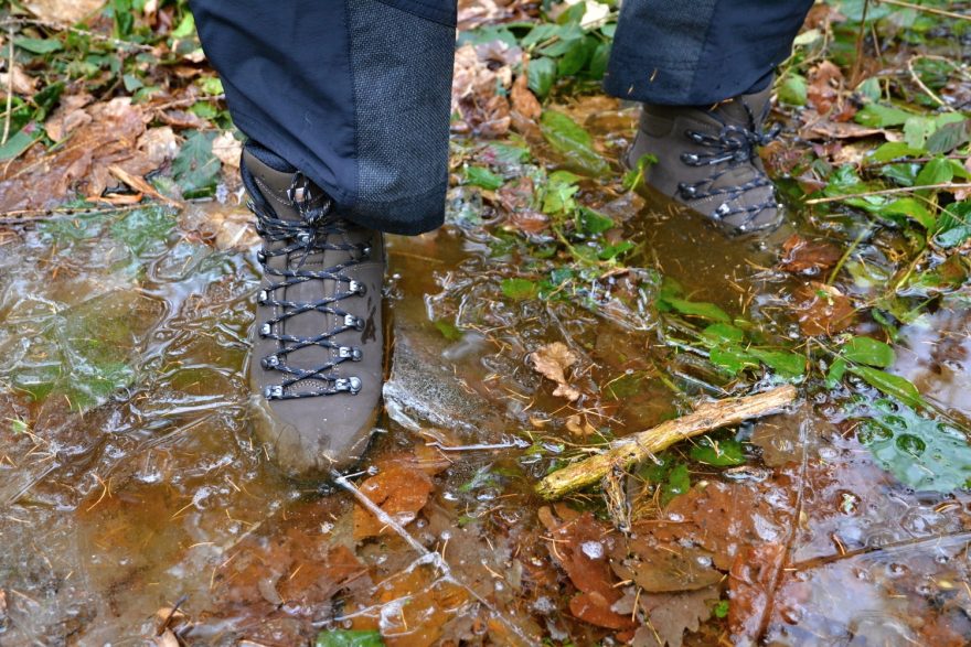 Trocha vody botám Lowa Ranger III GTX rozhodně nevadí.