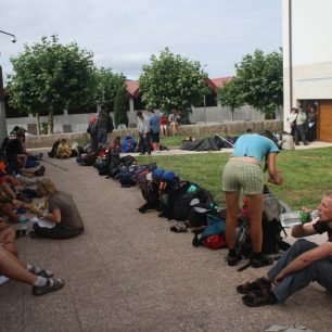 Camino de santiago - davy poutníků před ubytovnou v Santiagu de Compostela ve svatém roce.