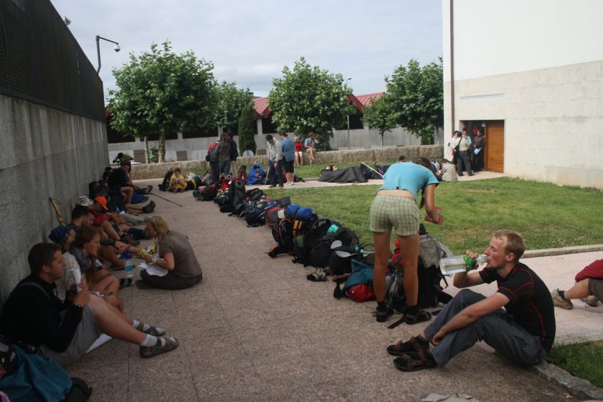 Camino de santiago - davy poutníků před ubytovnou v Santiagu de Compostela ve svatém roce.