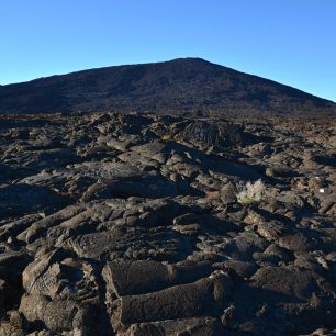 Aktivní vulkán Piton de la Fournaise. K jeho kráteru se dá dojít po ztuhlých lávových polích, Reunion.