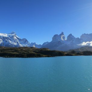 Azurová jezera NP Torres del Paine v Patagonii, Chile.