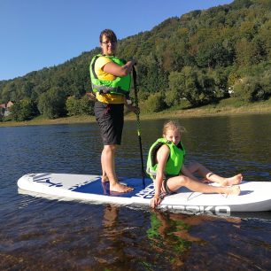 Klidná hladina Labe je ideální por vyzkoušení paddleboardingu.