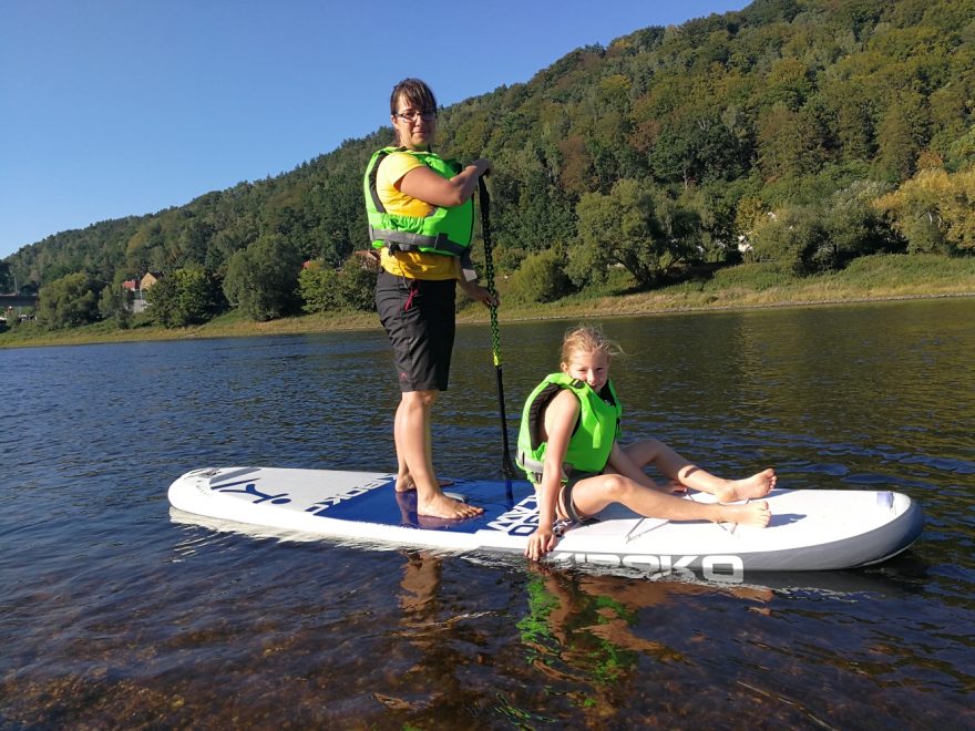 Klidná hladina Labe je ideální por vyzkoušení paddleboardingu.