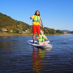 Klidná hladina Labe je ideální por vyzkoušení paddleboardingu.