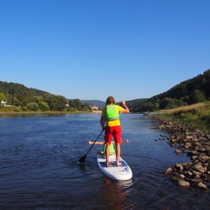 Klidná hladina Labe je ideální por vyzkoušení paddleboardingu.