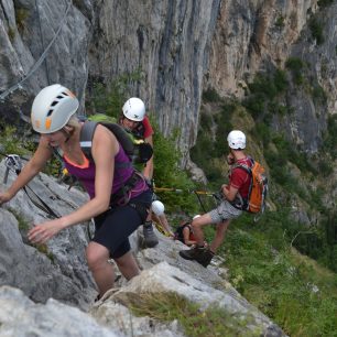 Sluncem prohřáté vápencové stěny v okolí Lago di Garda jsou rájem pro milovníky lezení a zajištěných cest. 