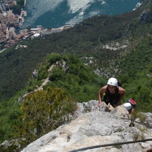 je ferata Via dell´Amicizia (B/C), která šplhá po vzdušných žebřících (dlouhých až 70 m) strmě nad hladinou jezera na vrchol S. A. T. (1246 m). 