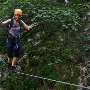 Ferata Rio Sallagoni (C) vede hravě po kramlích úzkou soutěskou řeky a přes dva lanové mosty až k hradu Drena. 