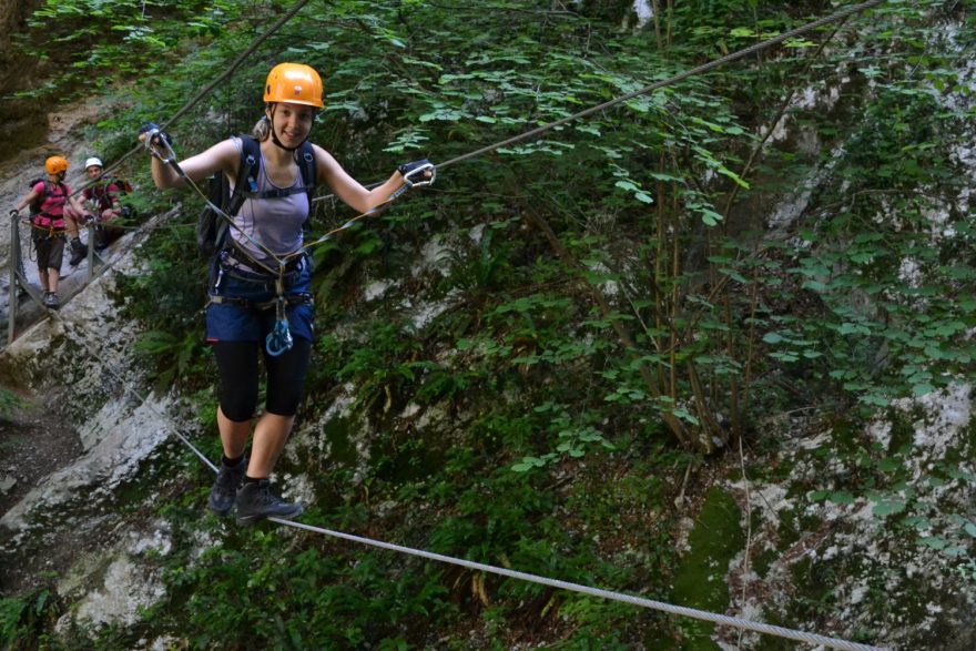 Ferata Rio Sallagoni (C) vede hravě po kramlích úzkou soutěskou řeky a přes dva lanové mosty až k hradu Drena. 