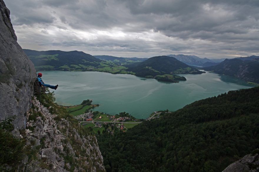 Ferata Drachenwand klettersteig s lanovým mostem a krásnými výhledy na jezero Mondsee, Solná komora.