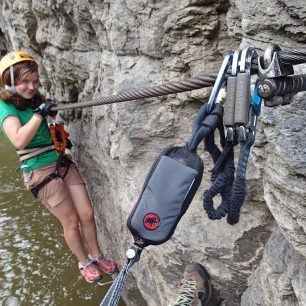 Převislé části feraty v Bechyni hodně prověří sílu rukou a vaši techniku, proto je vhodná především pro zkušené lezce. 