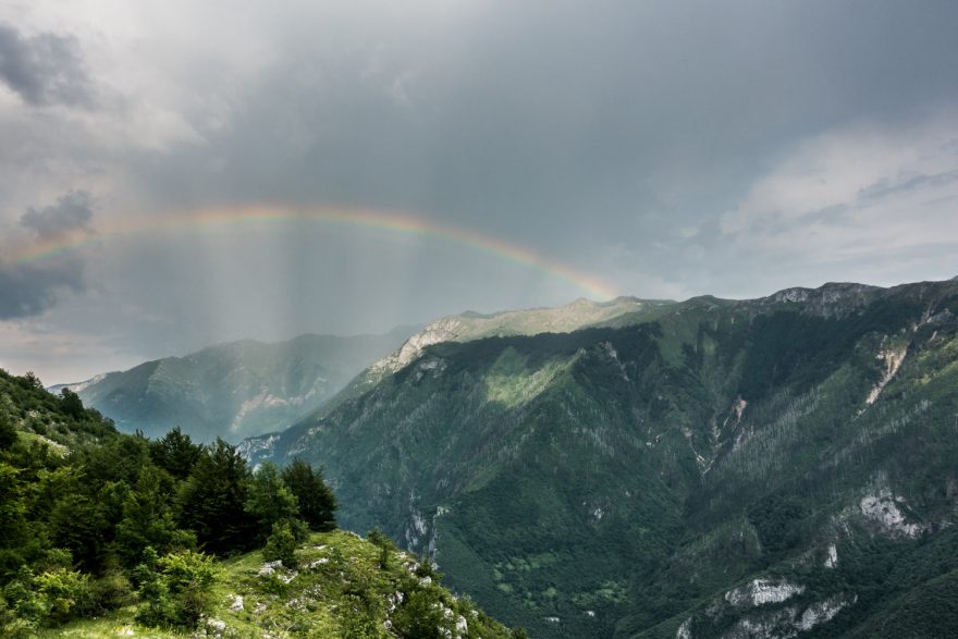 Trail Via Dinarica protíná podhůří Julských Alp ve Slovinsku, pohoří Velká Kapela a Velebit v Chorvatsku, Dinárské Alpy Bosny a Hercegoviny a Prokletije v Černé Hoře a Albánii. V budoucnu je plánováno protažení treku do Kosova a Makedonie. 