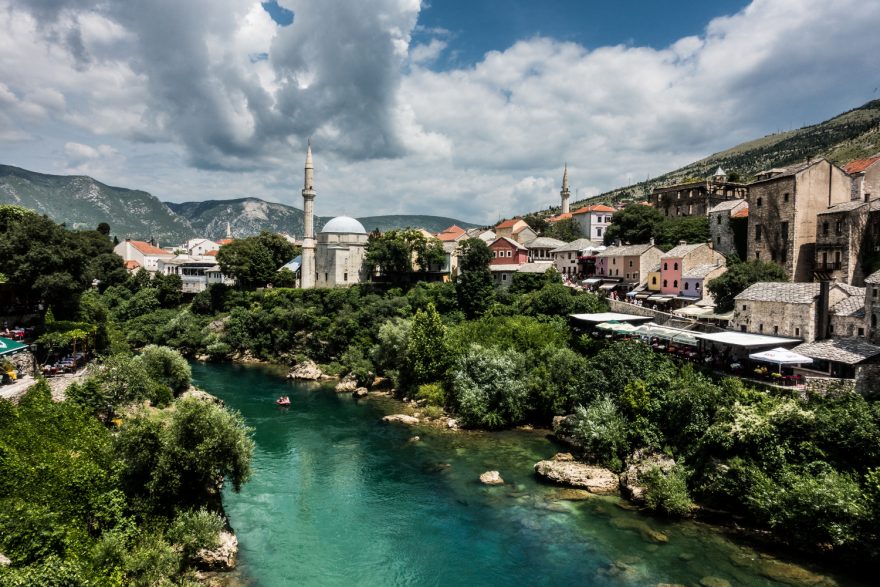 Pohled na orientálně působící město Mostar, Bosna a Hercegovina.