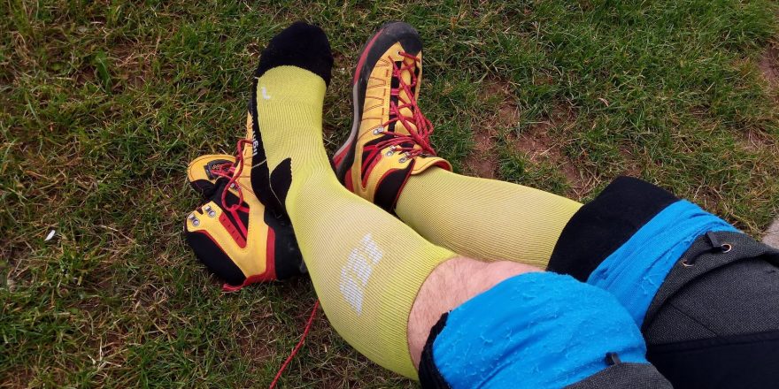 Rozlišení L a R na podkolenkách CEP Outdoor Light Merino Compression Socks.