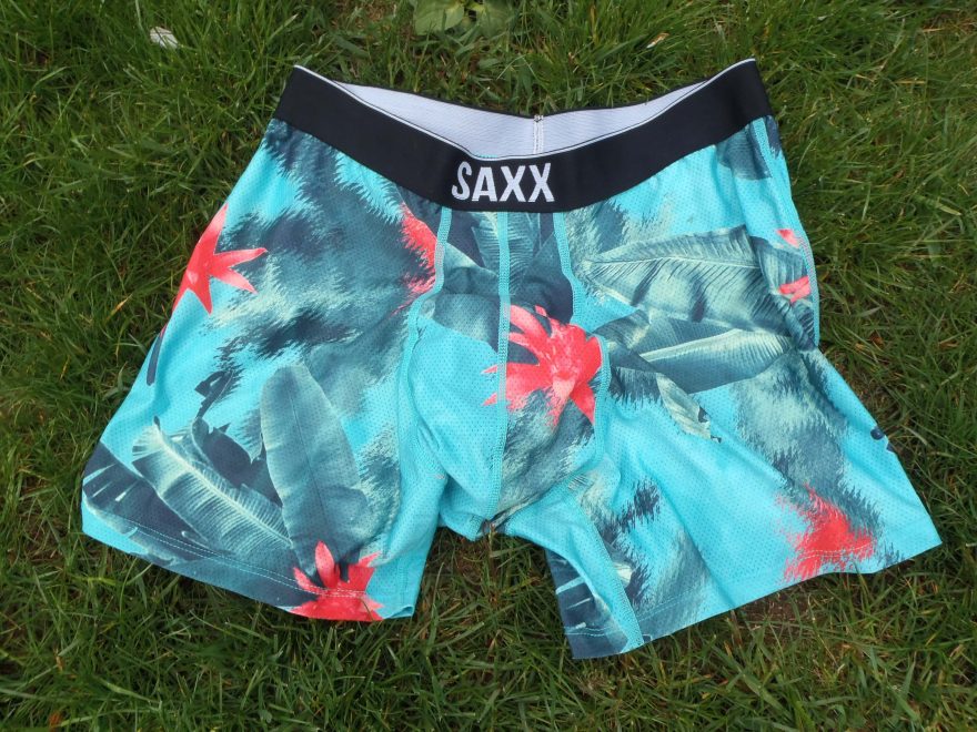 Detail na ploché švy, širkou gumu a střih trenýrek SAXX Volt Boxer Brief.