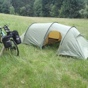 Postavený stan NORDISK OPPLAND 3 PU zvládá poskytnout útočiště pro tři osoby.