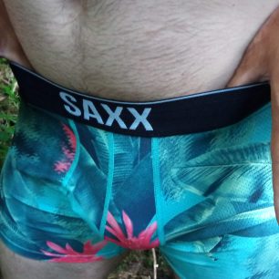 Široká guma trenýrek SAXX Volt Boxer Brief je pohodlná a nijak netlačí.