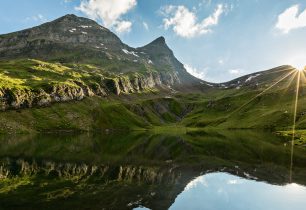 Bachalpsee – zrcadlo pro bílé štíty hor a zelené louky