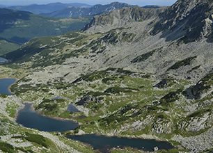 Rumunské Jezernaté hory ukrývají množství azurových jezer, i podle nich získaly své jméno 