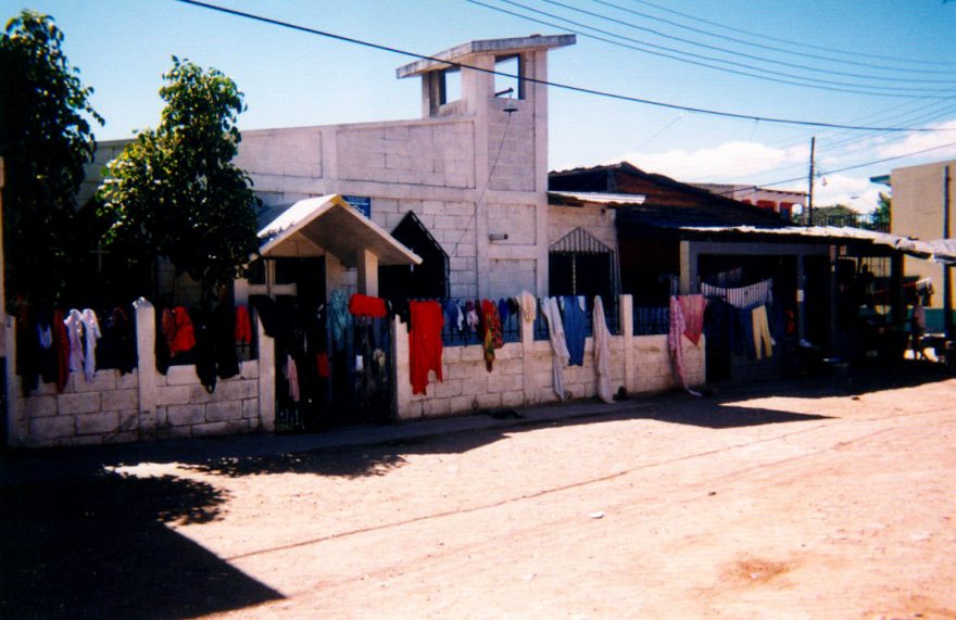 Sušení prádla na plotě kostela