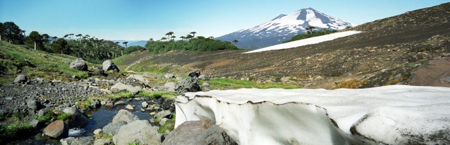 Pohled na vulkán Llaima (3125m) ze stezky Sierra Nevada, Chile