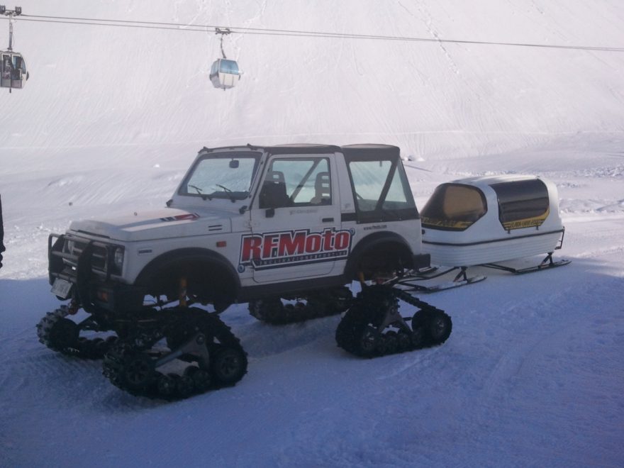 Vytuningované terénní auto, Dolomity, Itálie