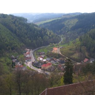 Výhled z věže hradu na obec Svojanov