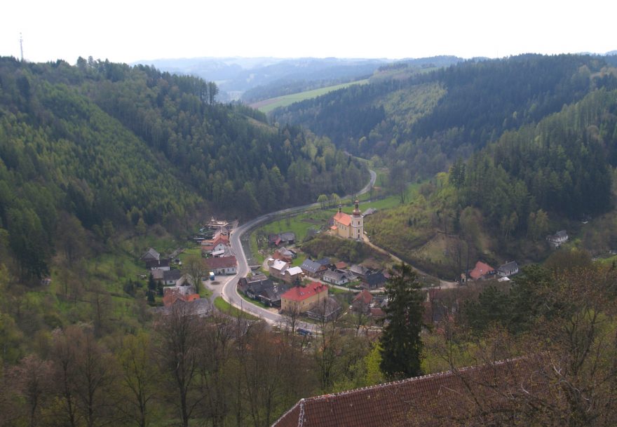 Výhled z věže hradu na obec Svojanov