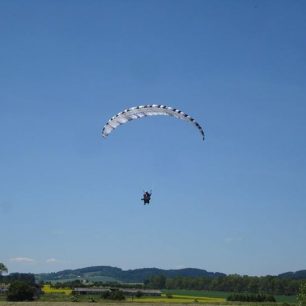 Honza si vyzkoušel i paragliding