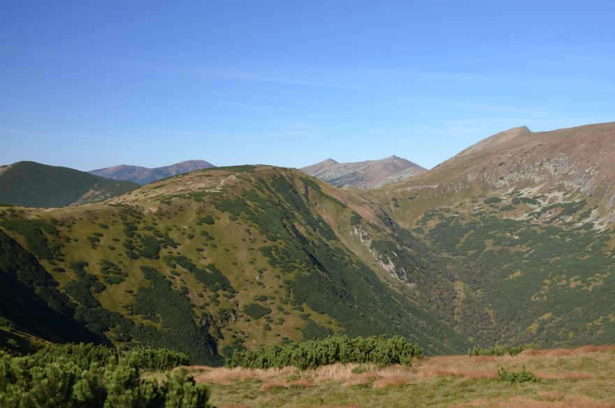 Panorama Nízkých Tater - vpravo Ďumbier, vzadu Chopok.