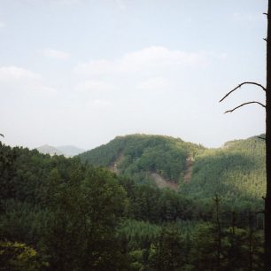 V pozadí starý Bernštejn a Maršovický vrch (pohled z jiného místa Velkého Beškovského vrchu)