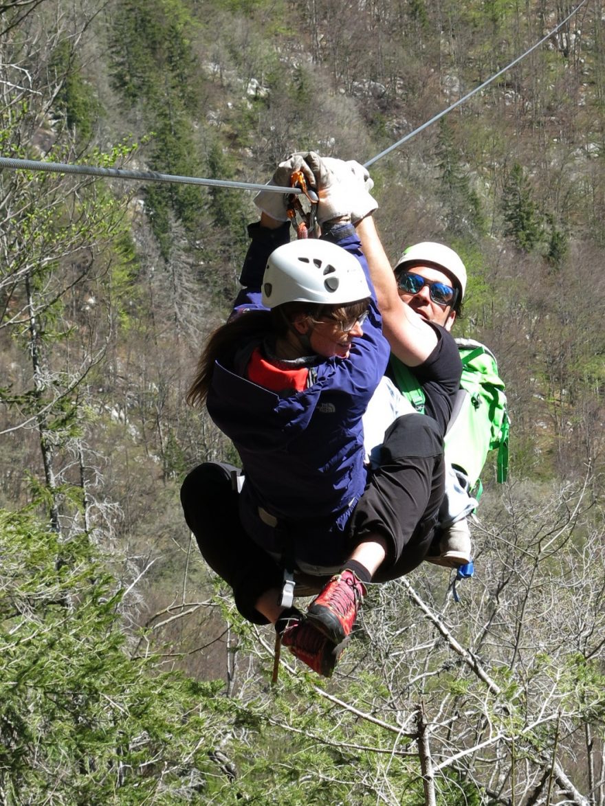 Tzv. pozice Kamasutra - i tak lze jezdit na zip-line