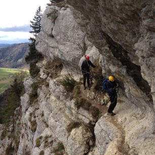 Cesta vede po skalní římse, Via ferrata du Tichodrome