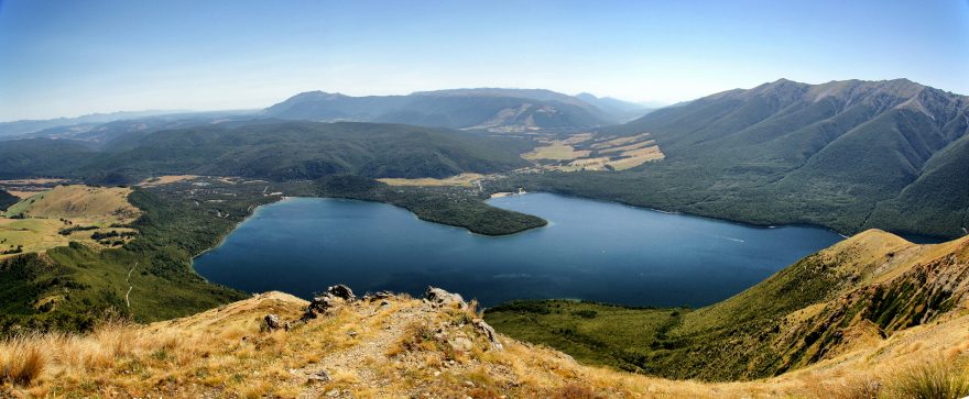 Jezero Rotoiti z hory Mt. Robert