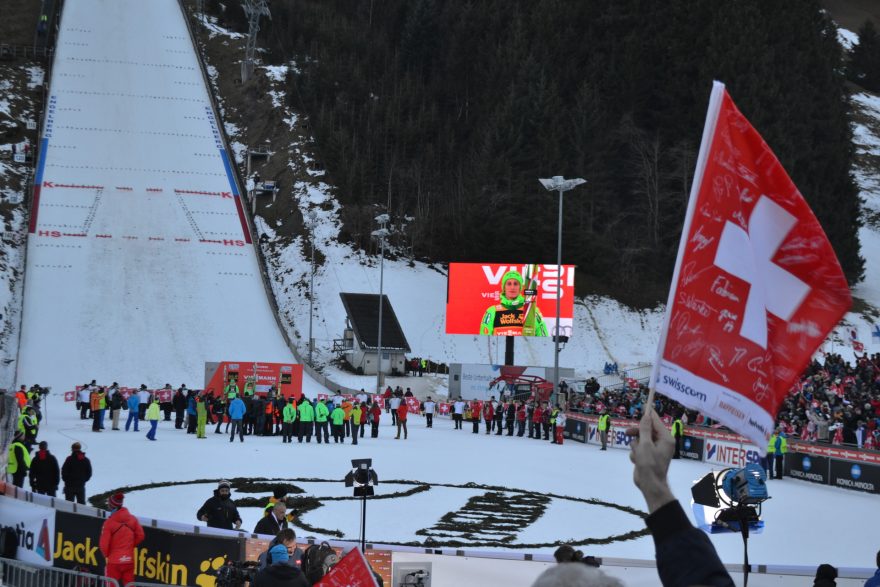 Vítězem závodu Světového poháru v roce 2015 se stal Slovinec Peter Prevc.