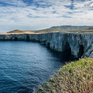 Trekování podél pobřežních útesů tu má své kouzlo, Malta, Gozo