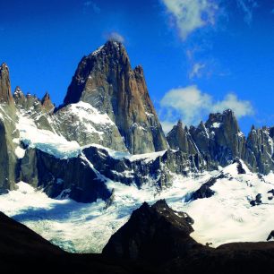 Žulový masiv Fitz Roy (3359 m) je dominantou národního parku Los Glaciares v Argentině