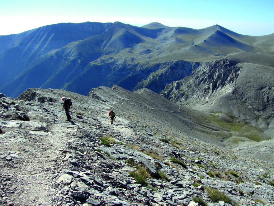 Stoupání na rozcestí Skala (2880 m) v pohoří Olymp